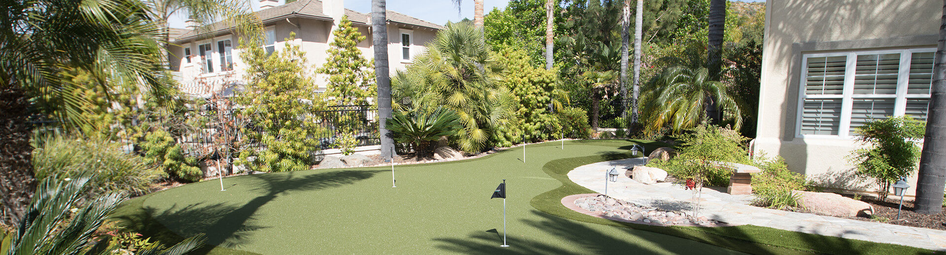 Residential golf green installed by SYNLawn