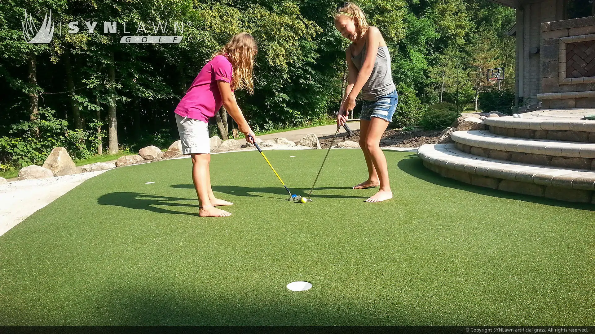 kids-practicing-golf-synlawn-artificial-grass