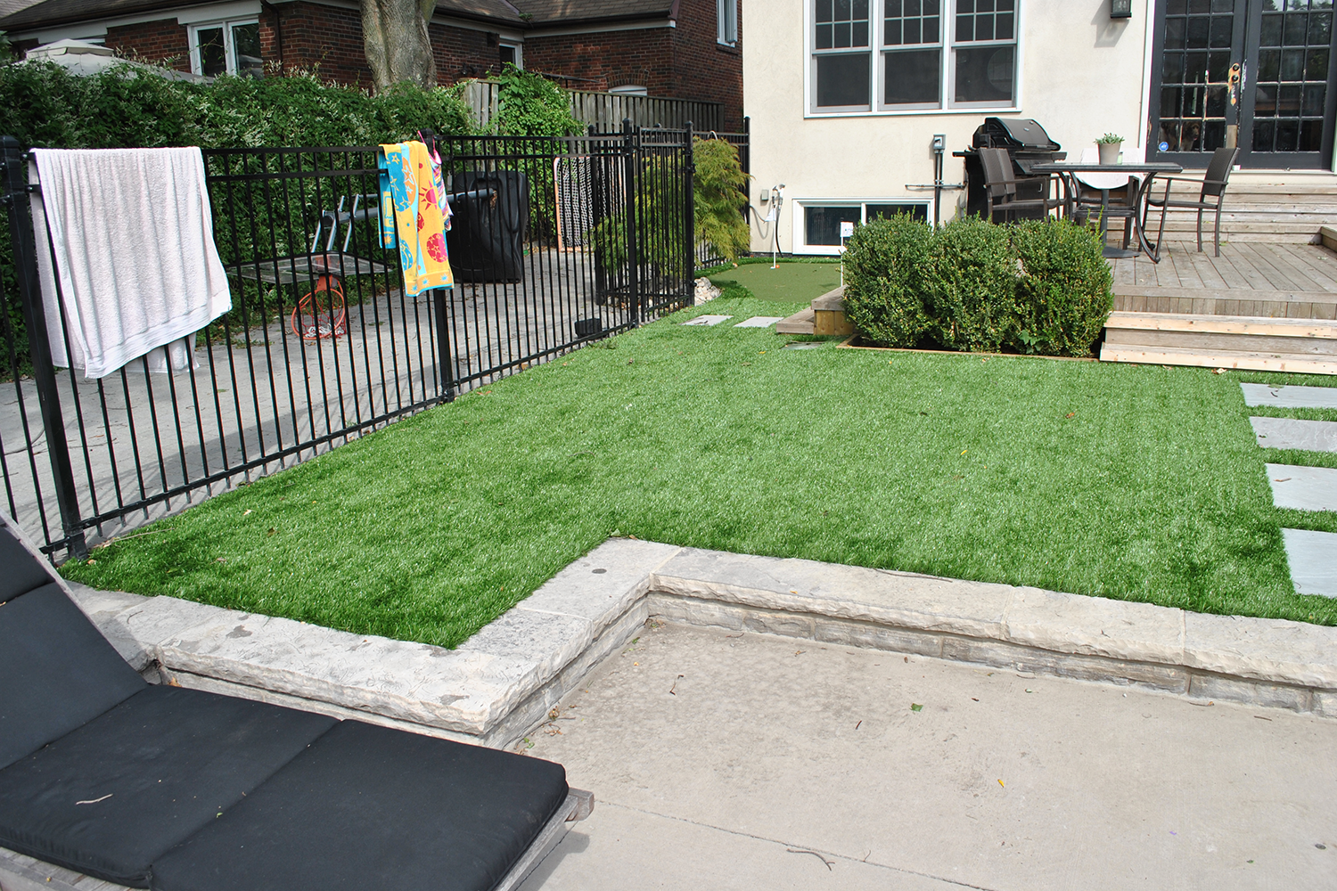 synlawn-co-artificial-grass-backyard-lawn-img-3 Artificial grass backyard installed by SYNLawn