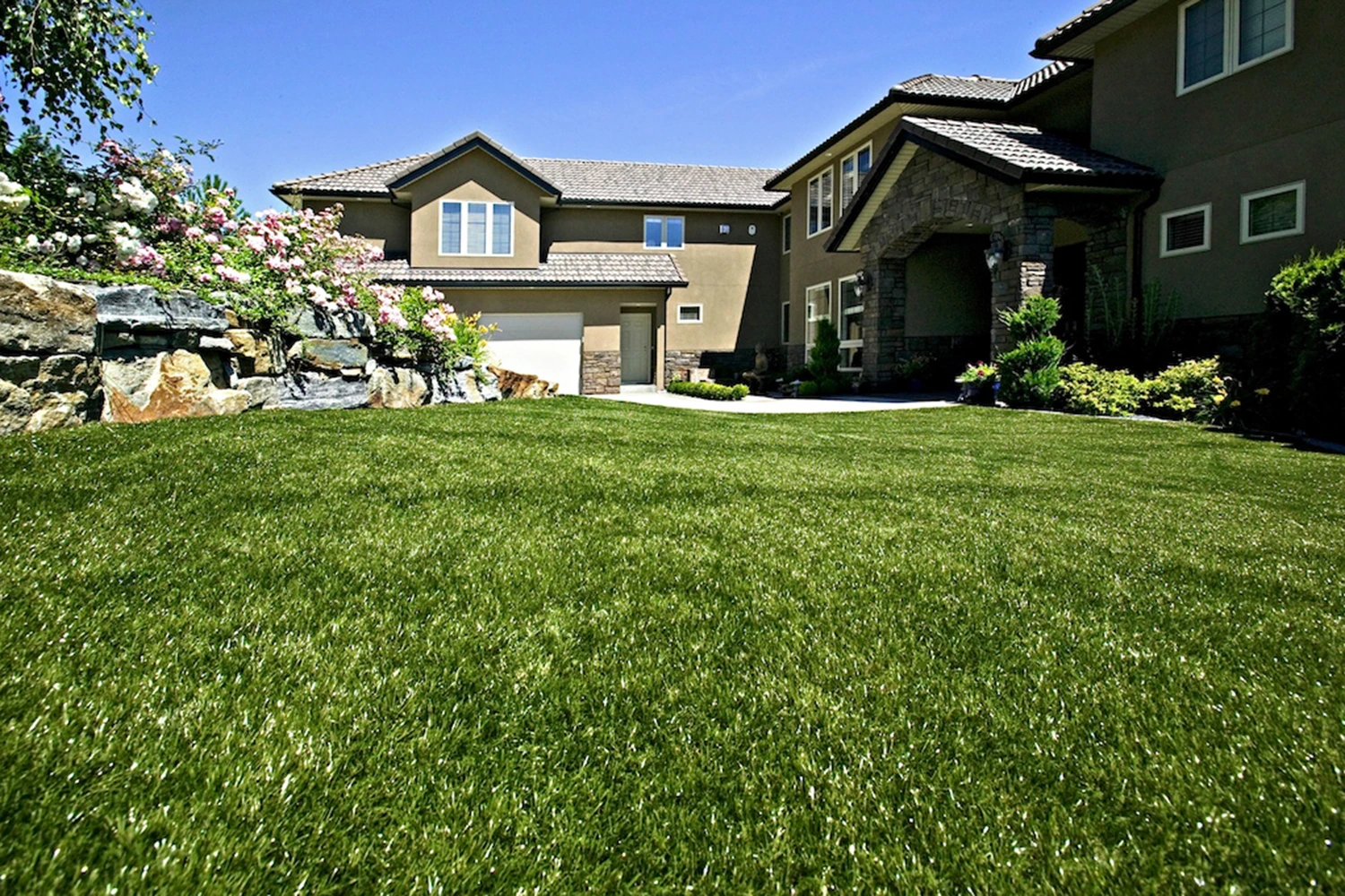 synlawn-co-residential-artificial-grass-lawn-img-2 Residential artificial grass lawn from SYNLawn